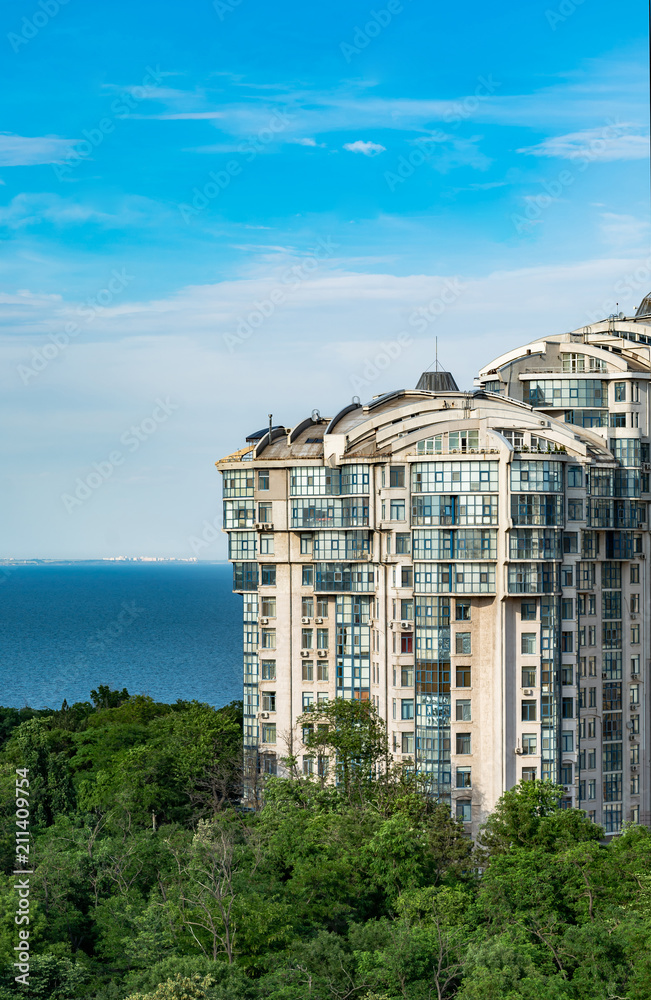 带巨大窗户的现代公寓楼。沿海的豪华住宅地产。