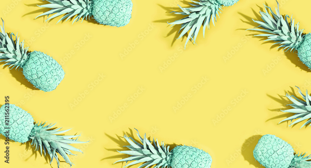 生动色彩背景上的彩绘菠萝