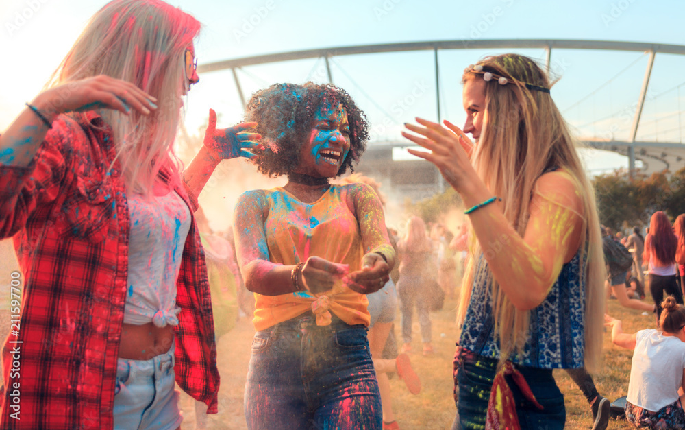 夏日狂欢节上，衣服和身体上涂着五颜六色粉末的多民族朋友