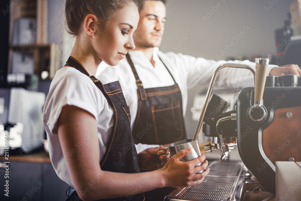 咖啡生意，咖啡师团队在咖啡馆用机器煮咖啡