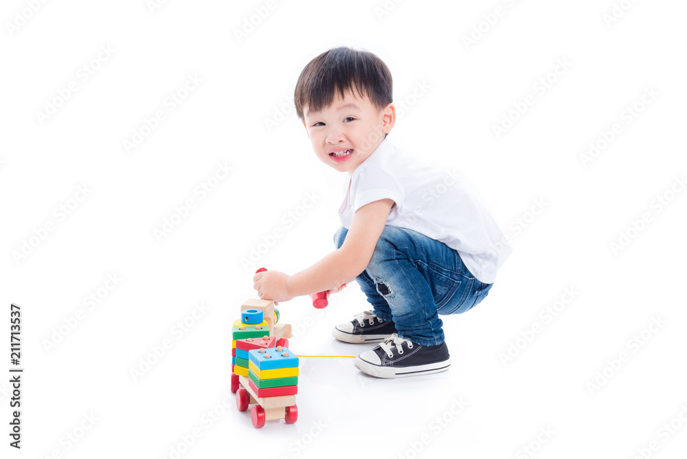 亚洲小男孩在白色背景上玩玩具