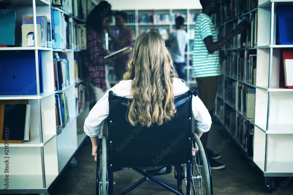 图书馆里坐轮椅的残疾女孩