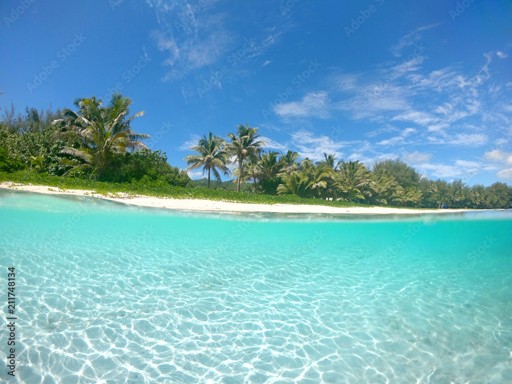 半水下：旅游淡季空旷的热带海滩的凉爽镜头