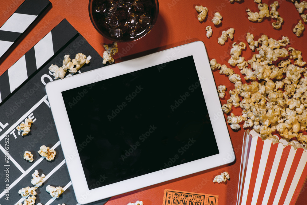 空白数字平板电脑、爆米花、电影带、电影院和电影在线流媒体概念