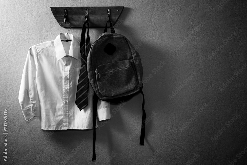 挂在挂钩上的校服和书包
