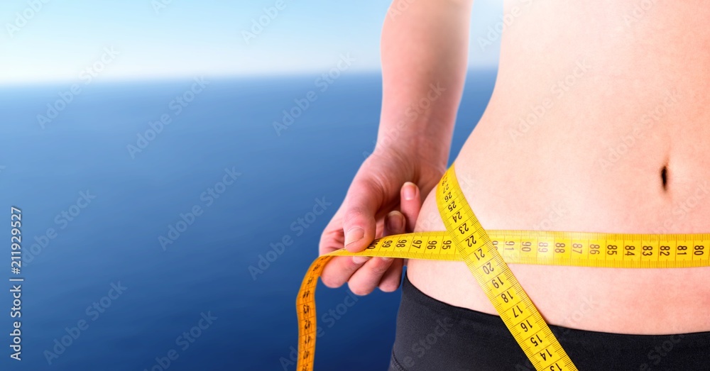夏天女人用腰带测量体重
