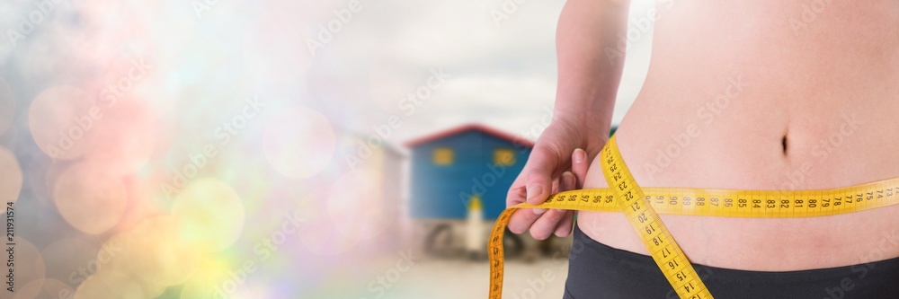临近夏天，妇女用腰带测量体重