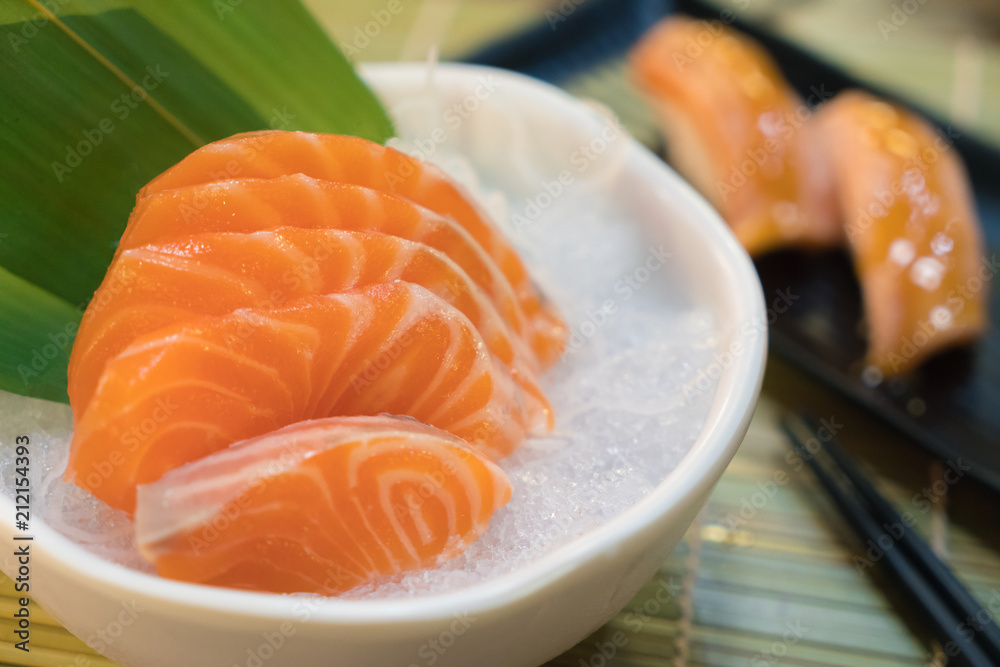 生三文鱼片或三文鱼生鱼片，日式新鲜，盛在碗中冰块上。