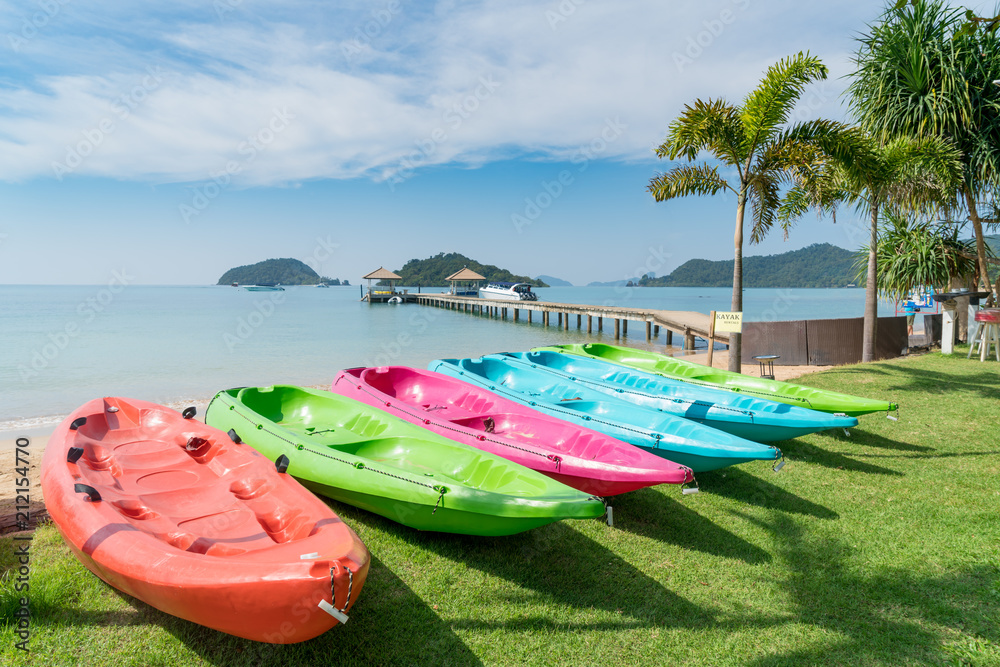 泰国普吉岛热带海滩上五颜六色的皮划艇。夏天，度假和旅行的概念。