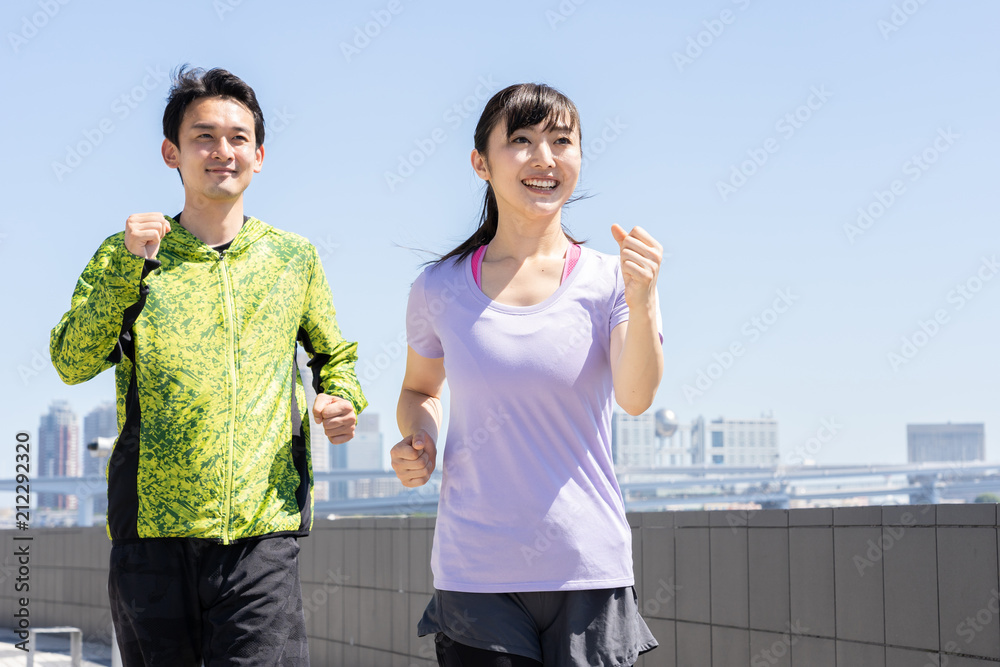 亚洲年轻情侣跑步