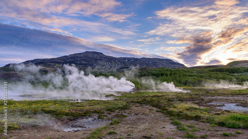 冰岛黄金圈地区的Strokkur geysir，它将水喷射到30米高的空中。