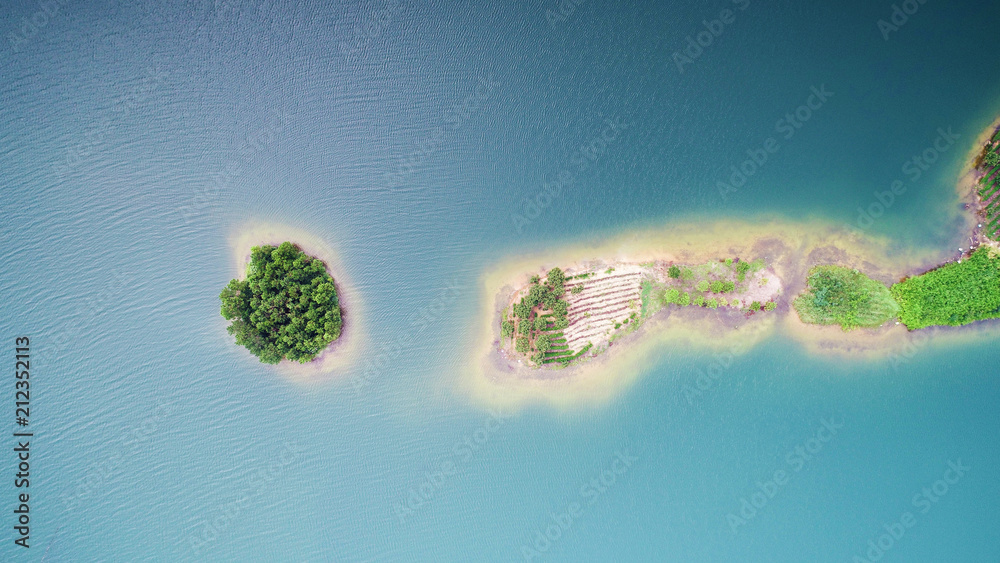 中国安徽省天子湖和岛屿的航拍照片。