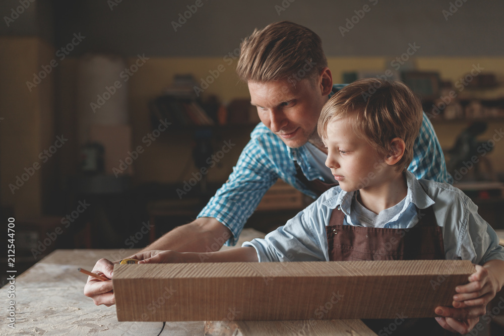 年轻的父亲和一个小儿子在工作