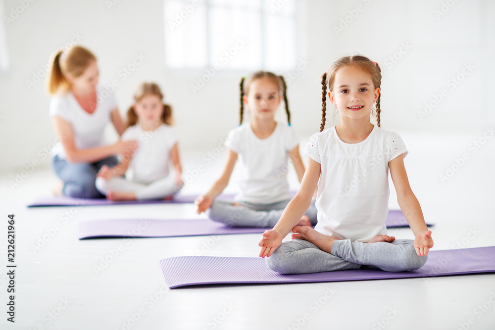 孩子们和老师一起练习体操和瑜伽。