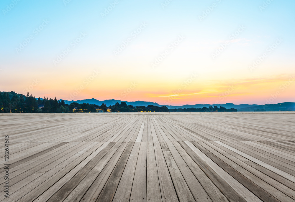 空木地板和日落时的山丘轮廓