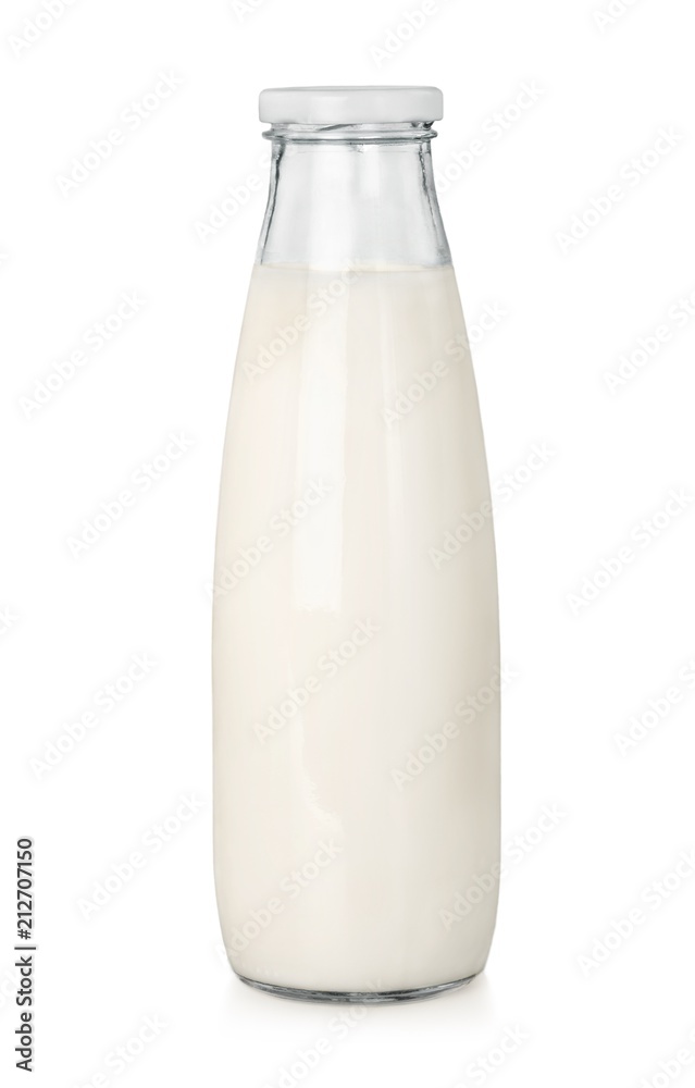 白色背景下的牛奶瓶