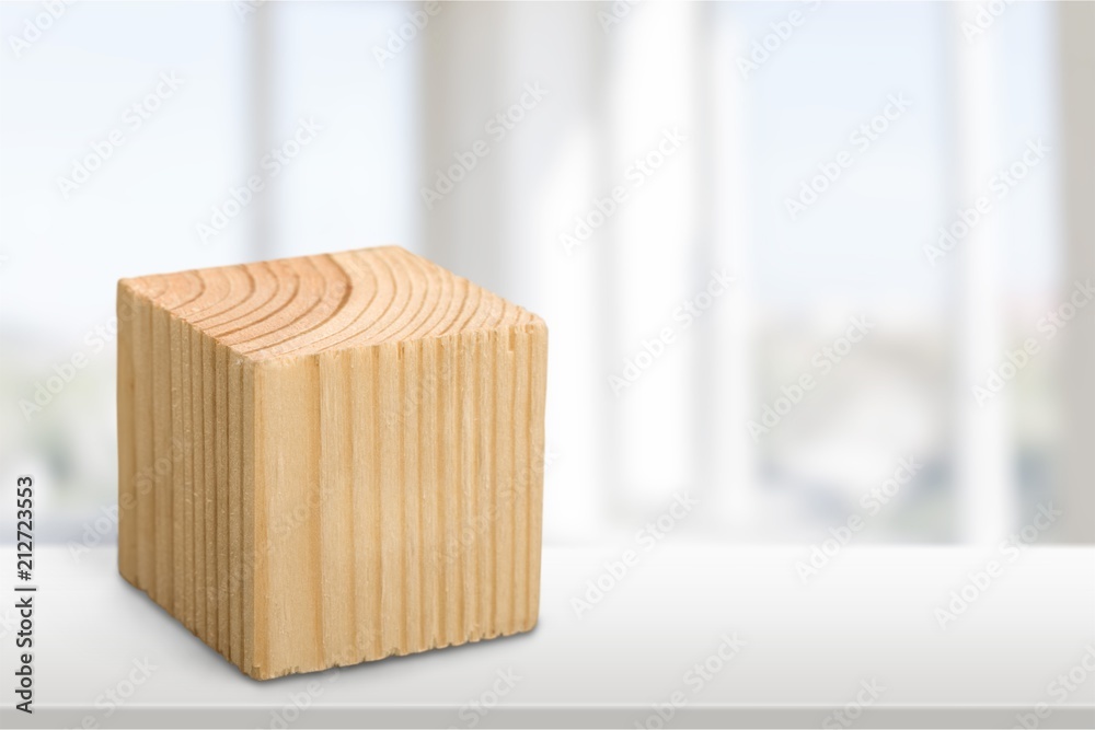 白色桌子上的木方块