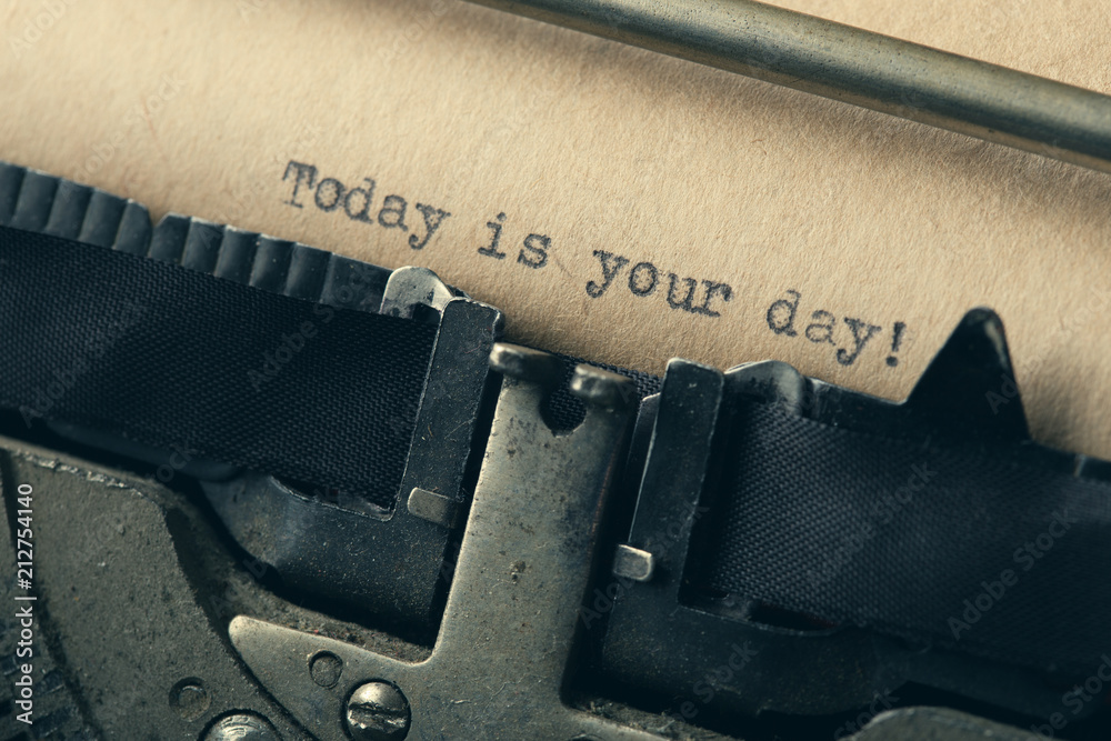 今天是你在老式打字机上打字的日子