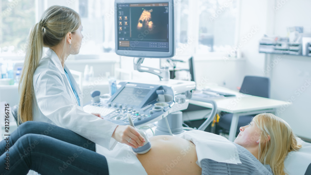 在医院，孕妇接受超声波/超声图扫描，产科医生解释手术过程