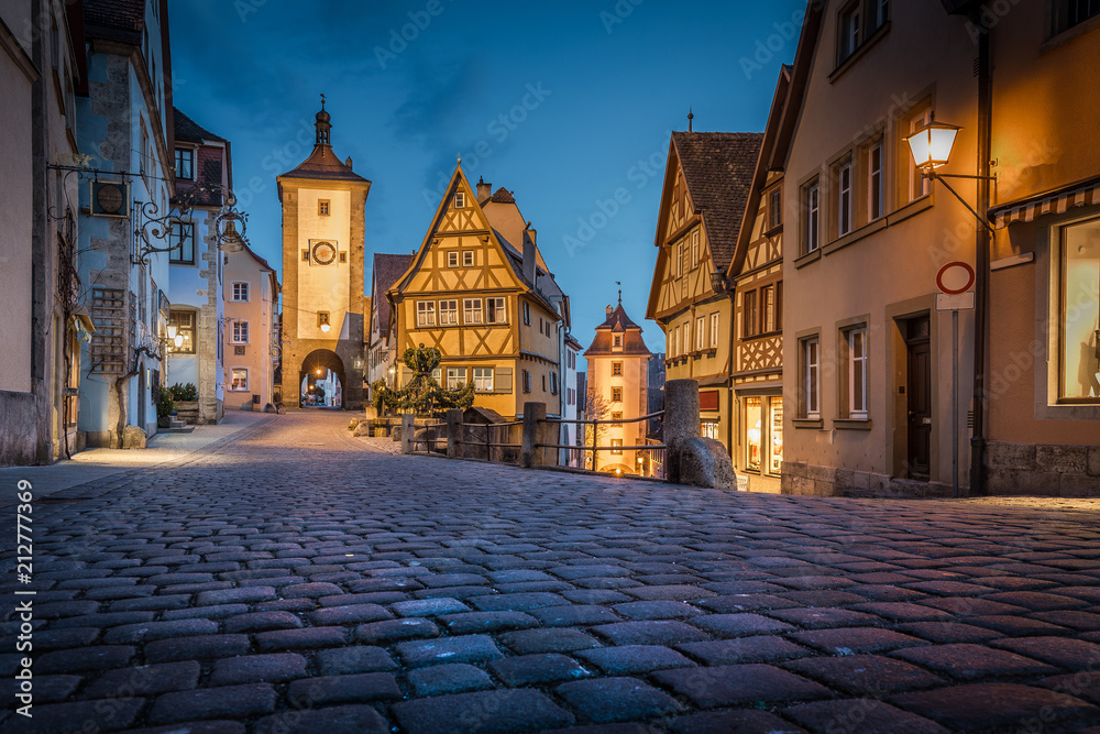 德国巴伐利亚州黄昏时分的历史小镇Rothenburg ob der Tauber