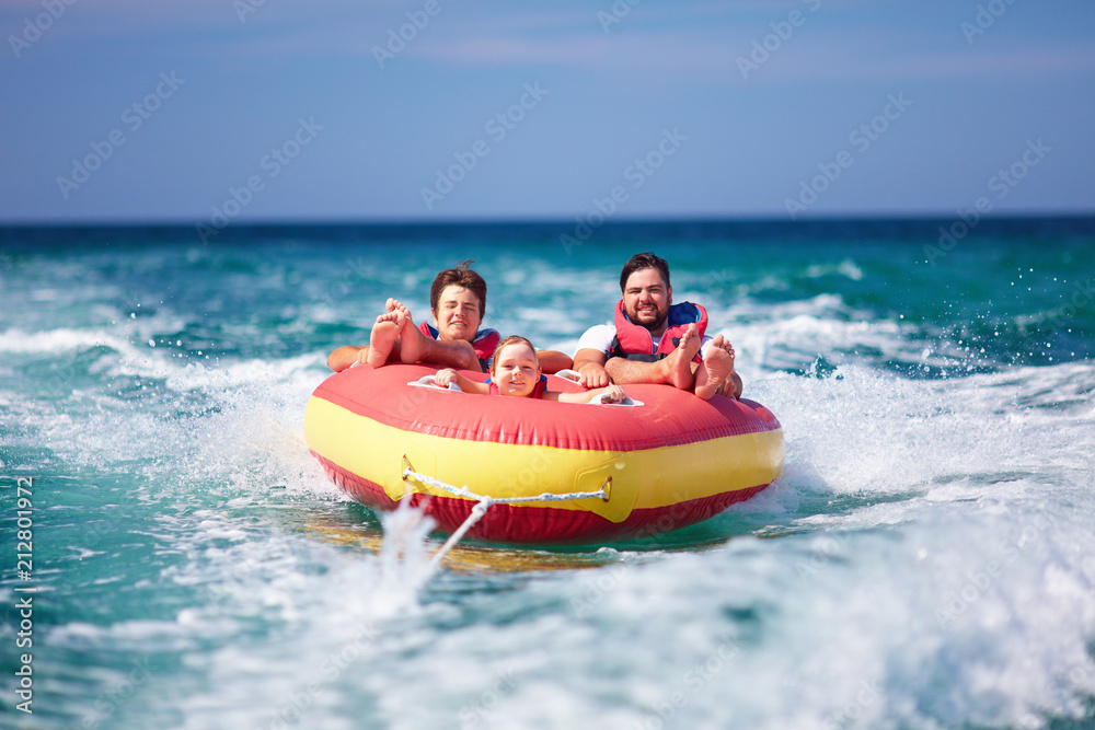 兴奋的朋友，家人玩得很开心，暑假期间骑在水管上