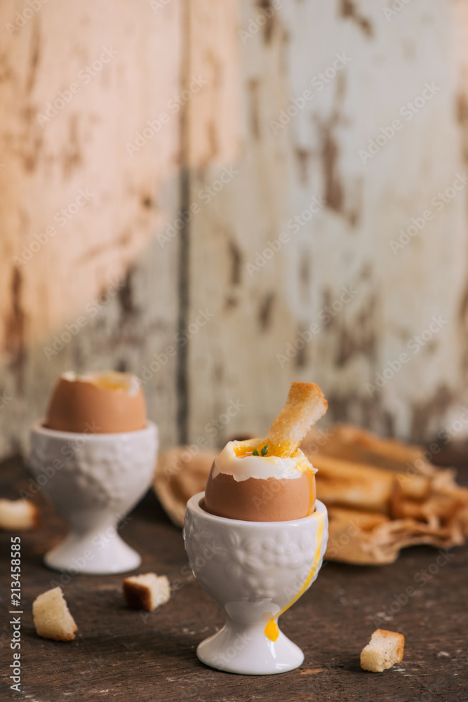 蛋黄从烤面包上煮熟的鸡蛋中流出