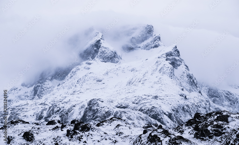 薄雾中的山脉。挪威美丽的自然景观