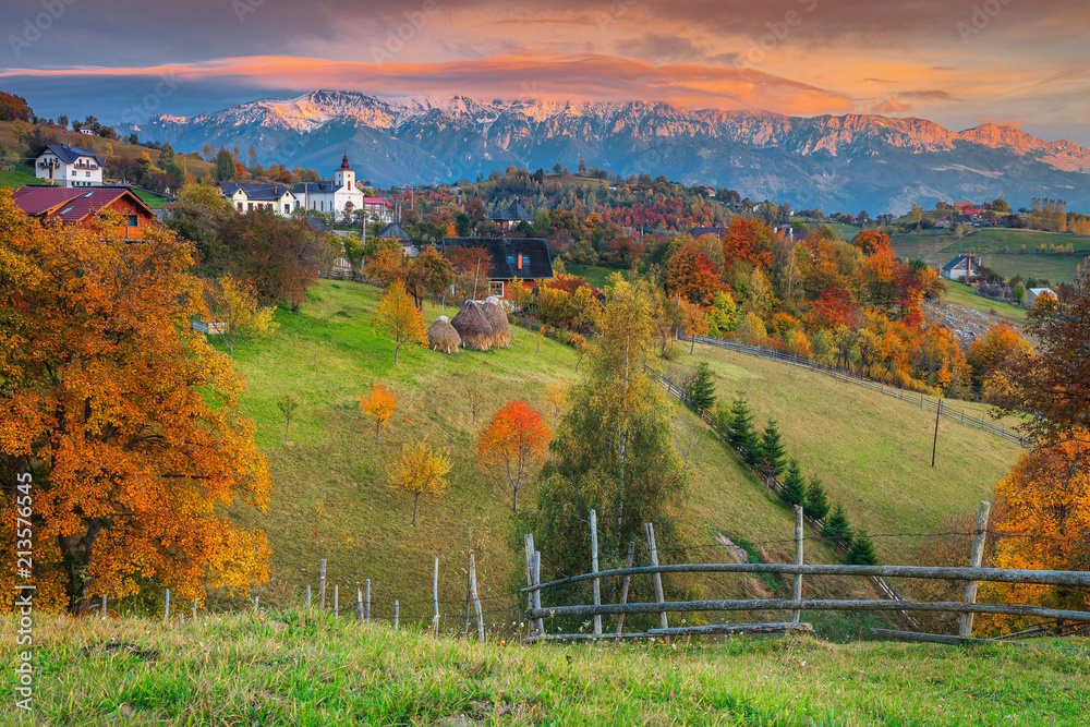欧洲罗马尼亚特兰西瓦尼亚马古拉布拉索夫附近的秋季高山乡村景观