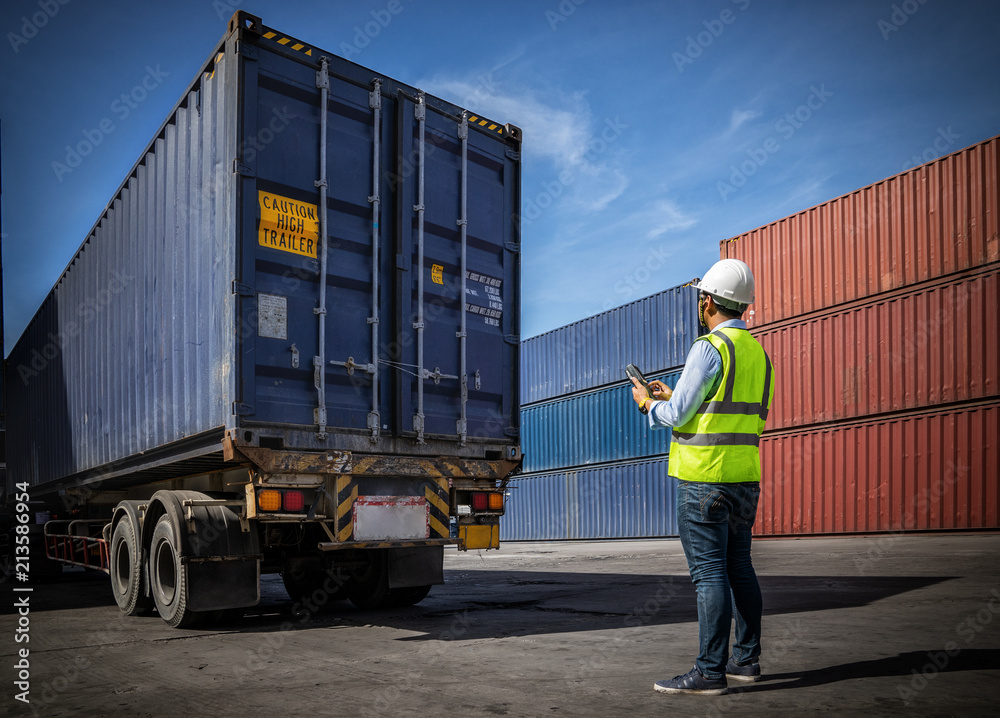 工头控制将集装箱箱装载到卡车上，用于物流进出口背景，业务逻辑