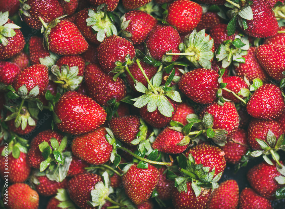 新鲜的草莓质地，壁纸和背景。平坦的湿草莓与叶子，顶部vi