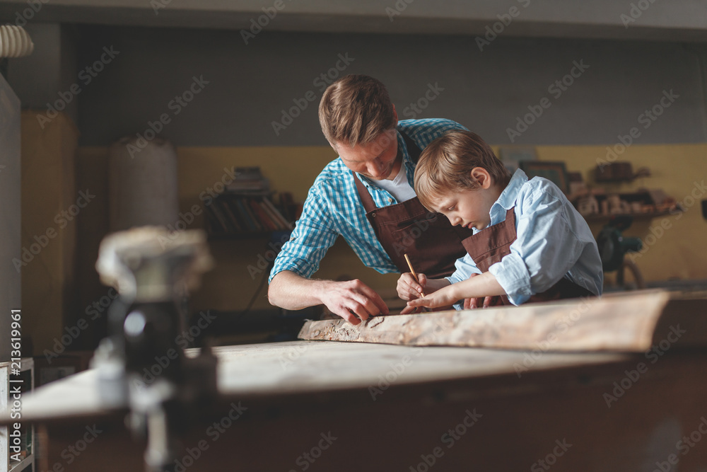 父亲和儿子在木工