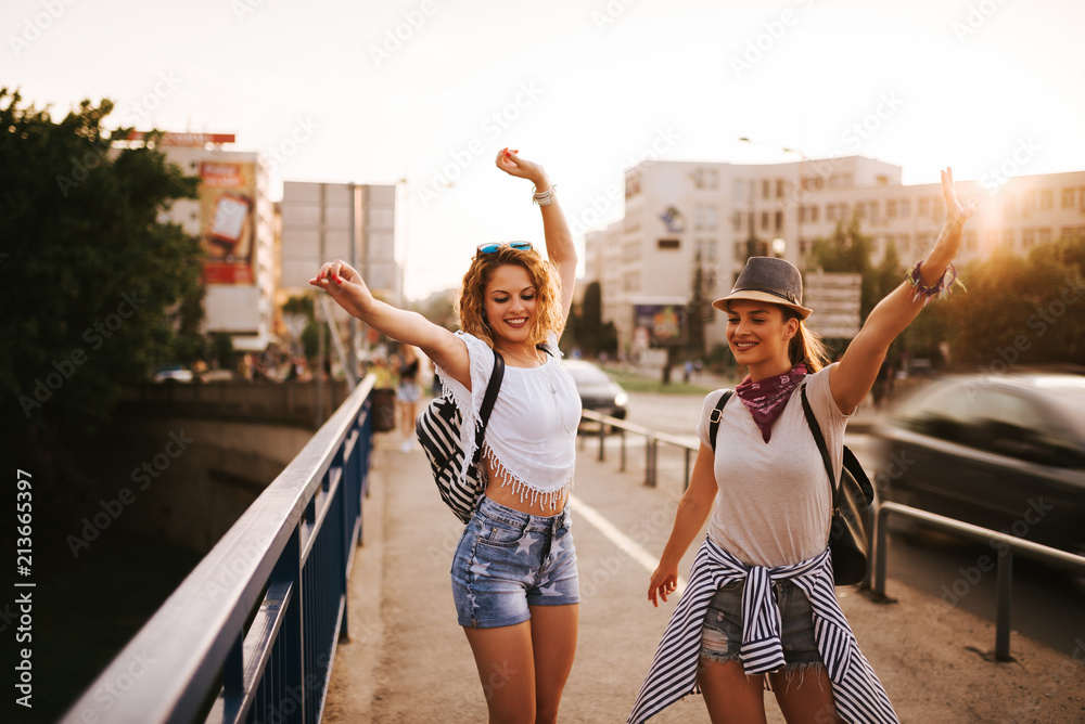 两个美丽的年轻女子在桥上跳舞。