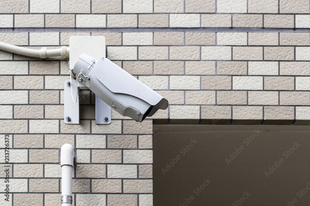 建筑墙上的闭路电视安全摄像头