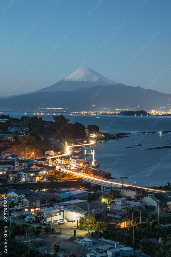 冬天傍晚，伊豆镇与富士山和骏河湾的景色。