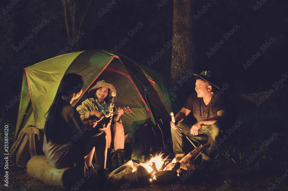朋友们在晚上露营。