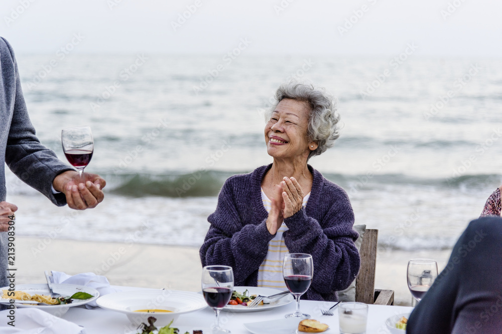 老年人在海滩举行晚宴