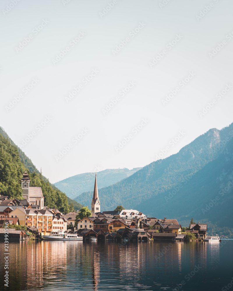 奥地利阿尔卑斯山哈尔斯塔特村阳光明媚的夏日。玛丽亚·阿姆·伯格教堂和哈尔斯塔特