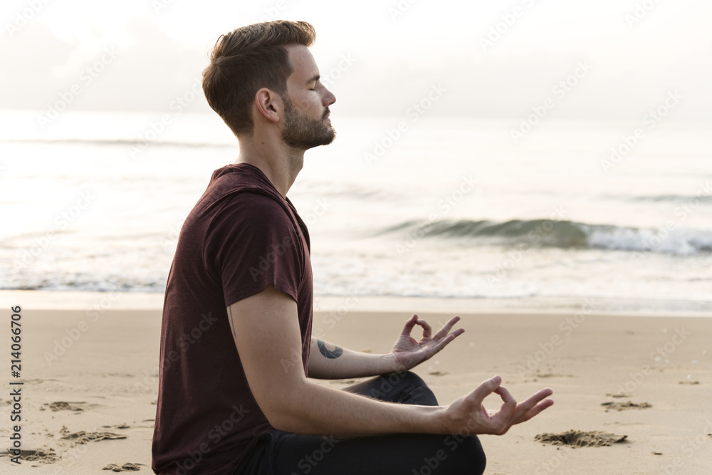 男子在海滩上练习瑜伽