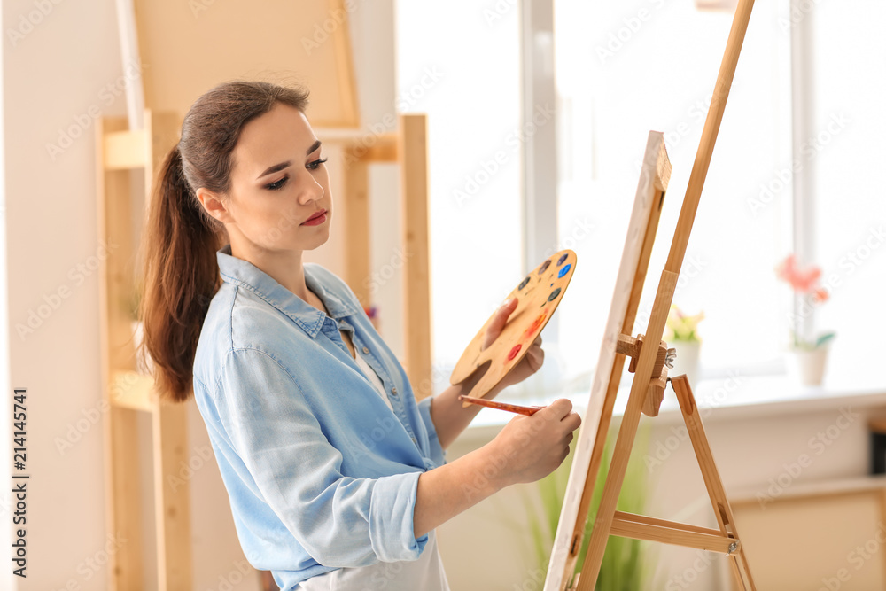 女艺术家在工作室绘画
