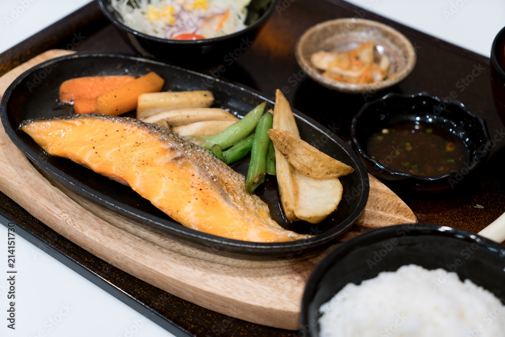 烤三文鱼配蔬菜和米饭。日本食品套装。
