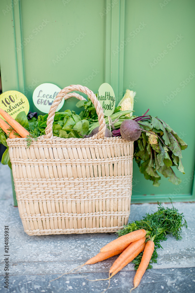 一袋来自当地市场的健康生蔬菜，绿色背景上有贴纸