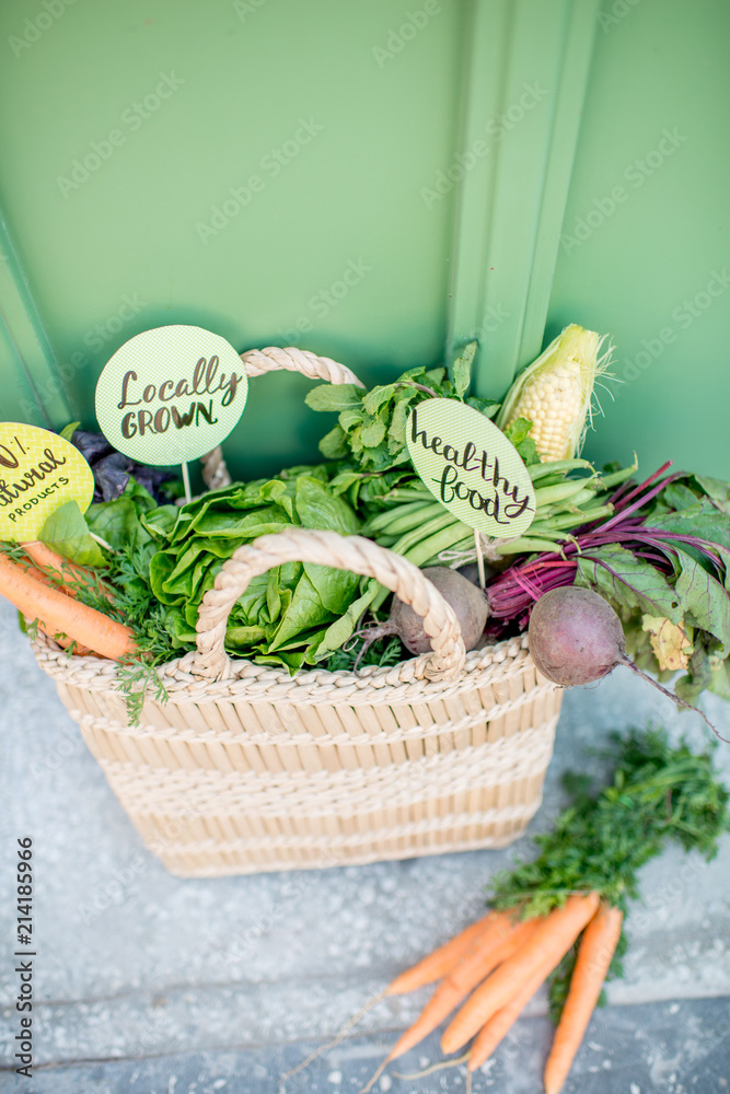 一袋来自当地市场的健康生蔬菜，绿色背景上有贴纸