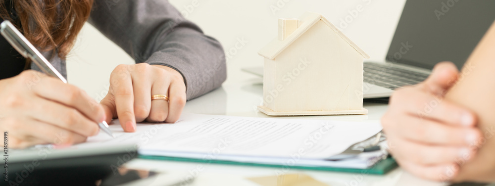 客户签署文件购买房屋和房地产