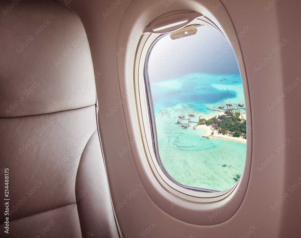 马尔代夫岛美景的飞机窗户