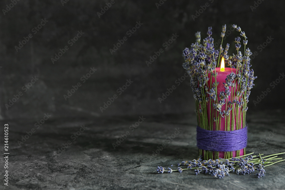灰色桌子上美丽的薰衣草和蜡烛