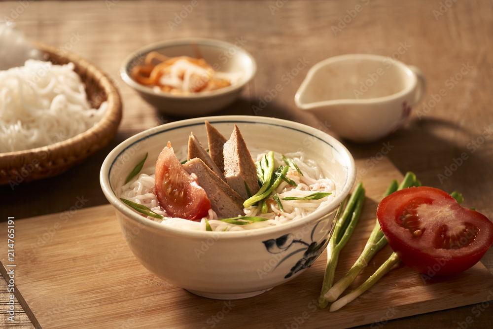 Bun cha ca-海滨地区最受欢迎的汤面之一，有米粉、烤鱼、gre