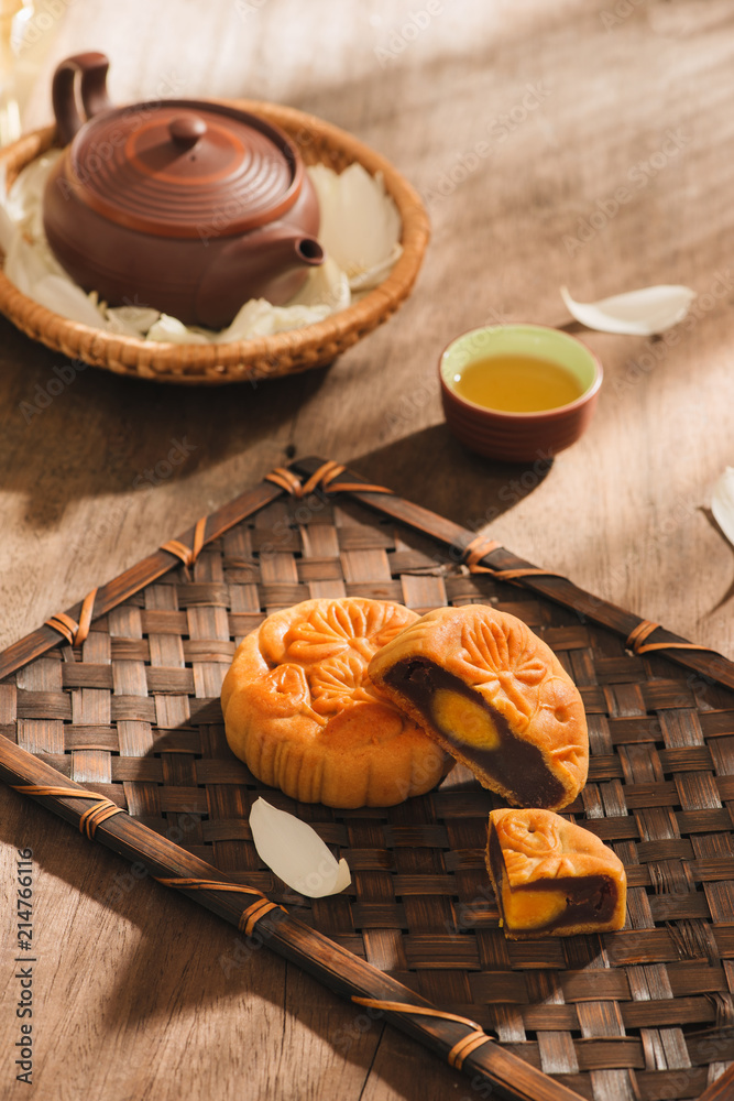 月饼，这是传统上在中秋节吃的越南糕点