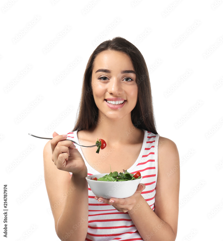 白底健康蔬菜沙拉的年轻女性
