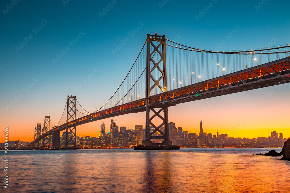 美国加利福尼亚州旧金山日落海湾大桥天际线