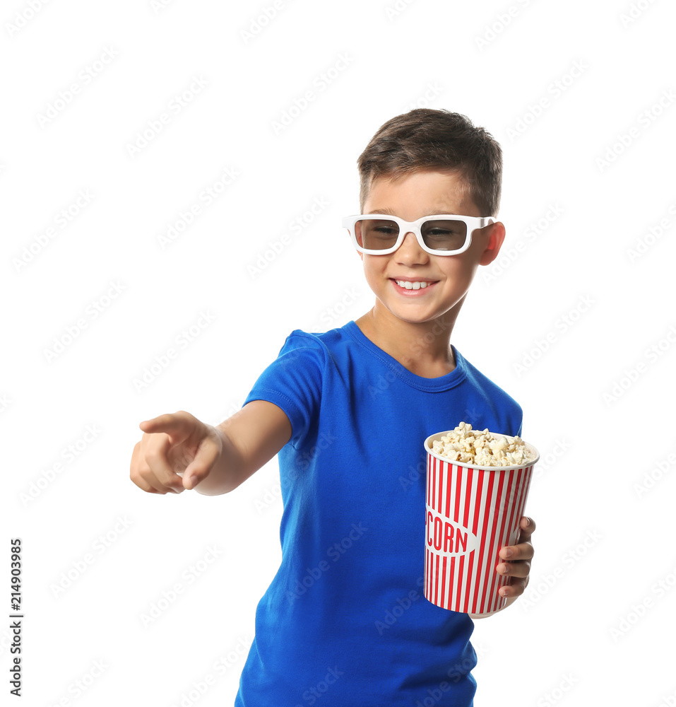 可爱的小男孩拿着一杯爆米花在白色背景下看电影